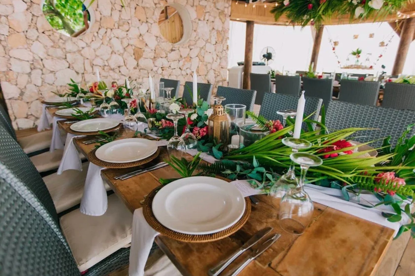 Tropical dinner table setting